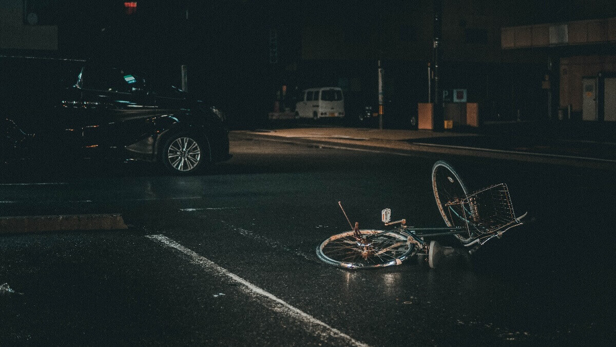 沒撞到人卻被認定機車肇事逃逸，急尋台中律師答辯爭取緩起訴！